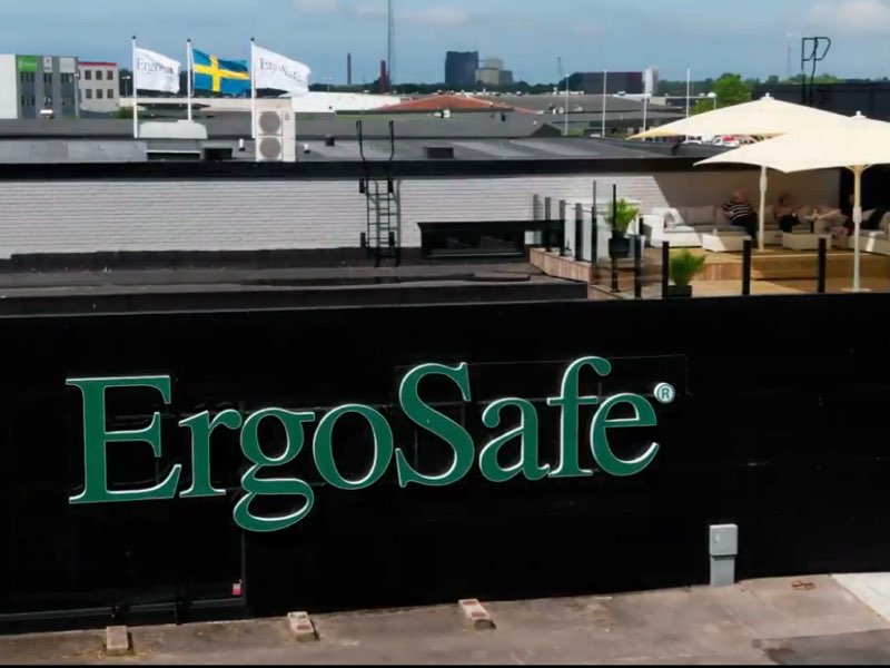 Svenska flaggan fladdrar i vinden och personalen på ErgoSafe njuter av en kaffe på den inglasade terrassen